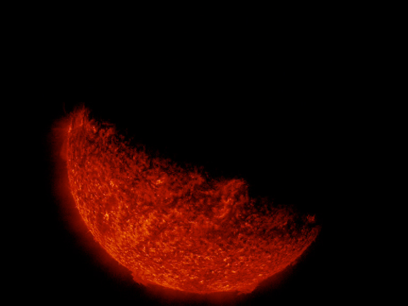 Illustration for article titled Así de increíble es un eclipse visto desde el espacio